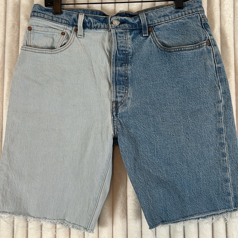 Levi’s 501 button fly two tone denim cut off jean shorts 32
